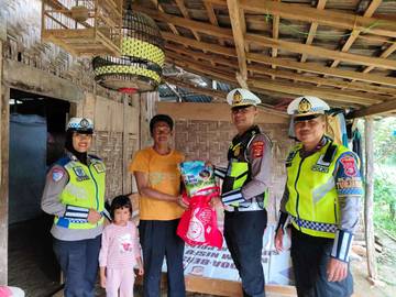 Sat Lantas Polres Mesuji Tebar Sembako Jumat Berkah
