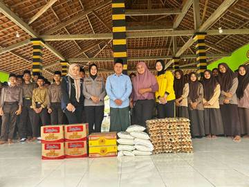 Polwan Tulang Bawang Gelar Bakti Sosial Pondok Pesantren
