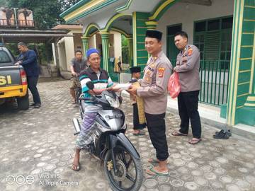 Polsek Lambu Kibang Tebar 50 Paket Makanan Jumat