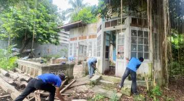 Relawan Bersama Pemprov Bersihkan Rumah DASWATI