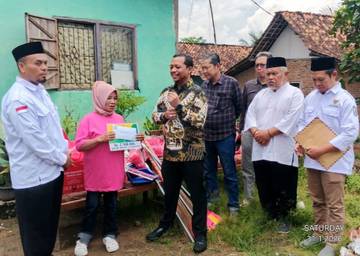 Bupati Pringsewu Serahkan Bantuan kepada Korban Rumah Roboh