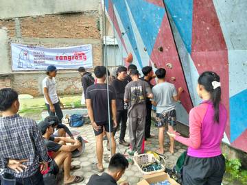 Animo Tinggi Warnai Pelatihan Panjat Tebing Lampung