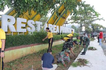 Personel Gabungan Polres Pringsewu Bersihkan Rest Area Wates