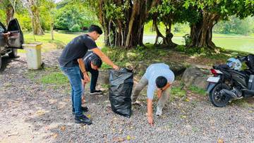 Sat Intelkam Tubaba Bersihkan Sampah di Islamic Center