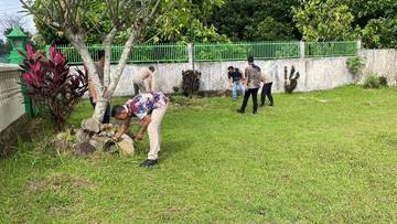 Polisi Pesawaran Gotong Royong Bersihkan Masjid Gereja