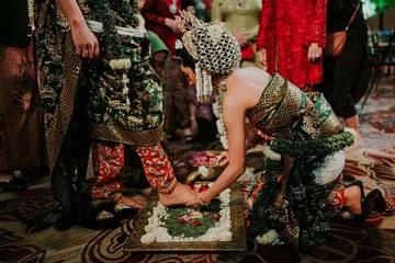 Tradisi Injak Telur Simbol Keharmonisan Pernikahan Adat Jawa