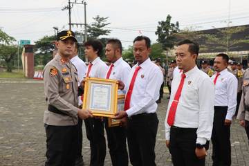 Personel Polri dan Pelajar di Pringsewu Terima Penghargaan 