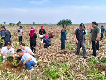 Penanaman Pohon Awali Sport Ecotourism Taman Kehati