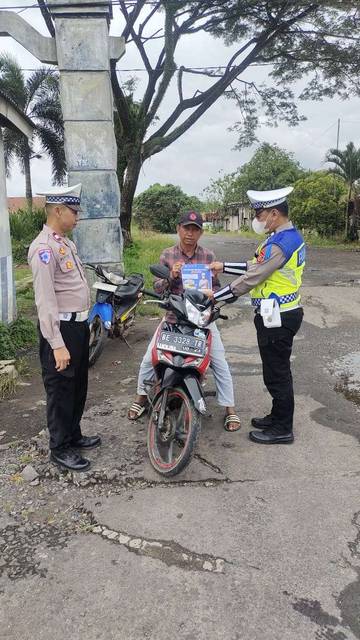Sat Lantas Bagikan Imbauan Tata Tertib Lalu Lintas