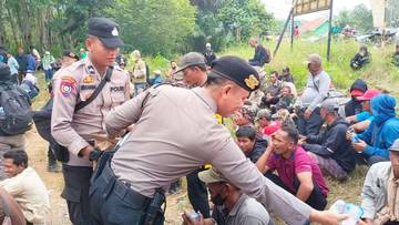 Polisi Mesuji Bagikan Air Mineral Saat Aksi LVRI