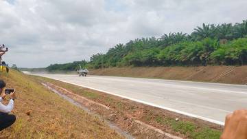 TNI AU Uji Coba Pendaratan Pesawat Tempur di Tol Lampung
