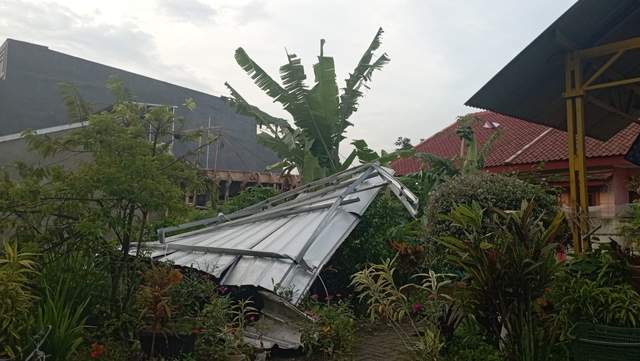 Angin Puting Beliung Terjang Cimahi, 28 Rumah Rusak - RRI.co.id