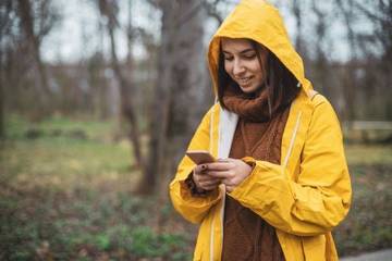 Mitos atau Fakta? Saat Hujan, Petir menyambar HP