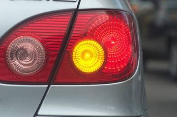 Alasan Lampu Belakang Mobil Memiliki Tiga Warna