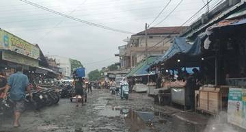 Pedagang Pasar Cikurubuk Tasikmalaya Keluhkan Kenaikan Retribusi 