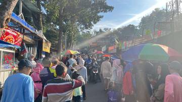 Jajan Di Pasar Kaget Ini Bisa Sambil Hiking!