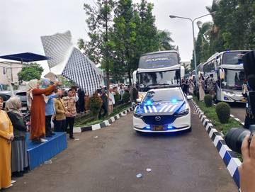 Ratusan Jemaah Haji Cimahi Diberangkatkan Menuju Embarkasi Bekasi