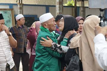 Kedatangan  Jamaah Haji  Disambut Haru Keluarga