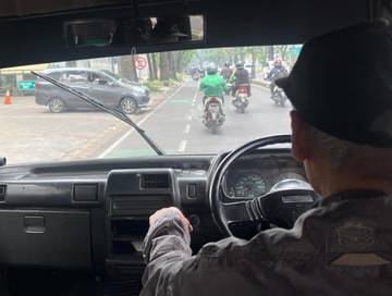 Kerasnya Perjuangan Sopir Angkot untuk Sekedar Bertahan Hidup