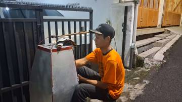 Harum Kue Putu, Kisah Perjuangan Samsul Pedagang Keliling