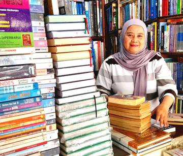 Buku yang Ditinggalkan di Palasari Bandung