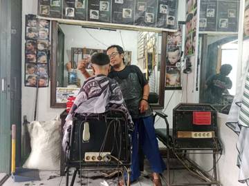 Dari Garut Mencari Keberuntungan jadi Tukang Gunting Rambut 
