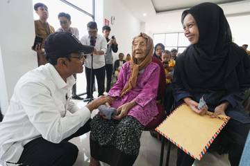 Gus Ipul Turun Langsung Pantau Bansos di Bandung