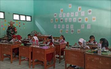 Babinsa Cihawuk Dampingi Program Makanan Bergizi untuk Siswa
