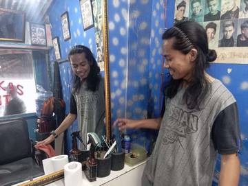 Tukang Cukur Asgar Mengais Rezeki di Cimahi ‎