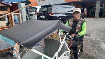  Pengayuh Beca, Bah Ikin : Hidupi Belasan Anak 