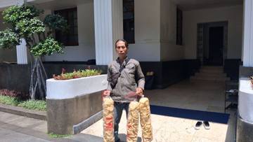 Jualan Sandal dan Kerupuk dari Instansi ke Instansi  ‎