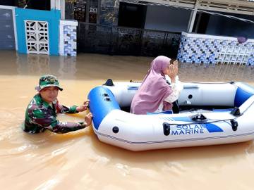 Babinsa Koramil 0506/Ciasem Bantu Evakuasi Warga Terdampak Banjir 