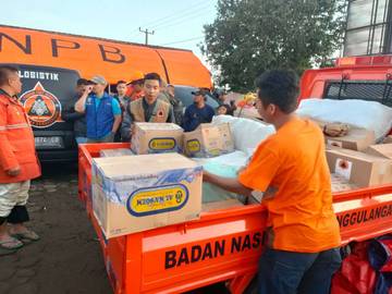 Dinsos Salurkan Bantuan untuk Korban Longsor Cisarua KBB