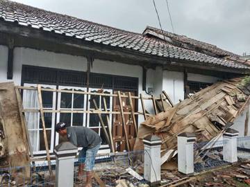 Rumah Warga di Pangatikan Ambruk Terdampak Hujan Deras 