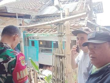 Amukan Angin Kencang Hempaskan Atap Rumah Warga Samarang