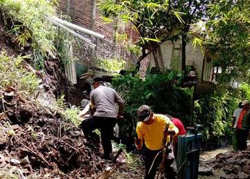 Saluran Irigasi di Sukawening Garut Tertutup Material Longsor 
