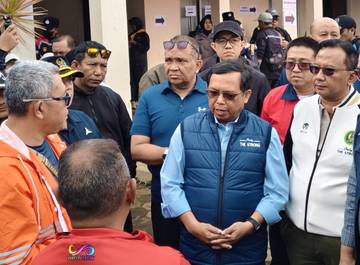 Sekjen Partai Demokrat Berikan Bantuan Bencana Longsor Cisarua