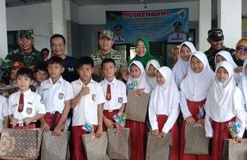 Kodim 0605/Subang, Bantu Siswa SD Terdampak Banjir Blanakan 