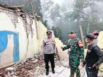 Koramil 0505/Tanjungsiang Perbaiki  Rumah Warga Yang Ambruk 
