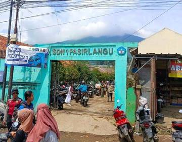 Sekolah Digunakan Posko Longsor, Ratusan Siswa Belajar Daring