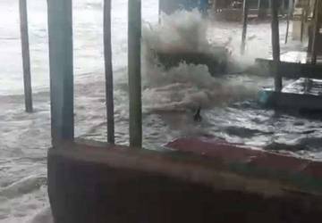 Gelombang Ekstrim Melanda Pantai Pondok Bali Legonkulon Subang 