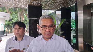 Meski Berstatus Tersangka, Erwin Masih Ngantor