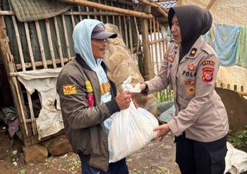 Polda Jabar Salurkan Sembako Korban Longsor Cisarua