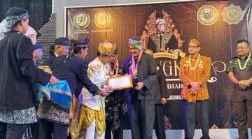Wawalikota Tasikmalaya Dianugerahi Penghargaan dari Tokoh Budayawan Jabar