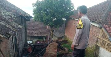 Angin Puting Beliung Robohkan Rumah Warga 
