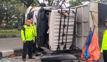 Diduga Supir Mengantuk, Truk Terguling di Jalan Soetta