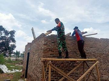 Wujud Kepedulian Sosial, Babinsa Bergotong-royong Perbaiki Rumah Warga