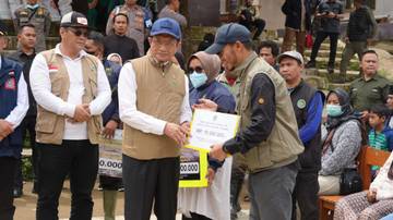 Kemenag-RI Salurkan Bantuan Korban Terdampak Longsor Cisarua KBB