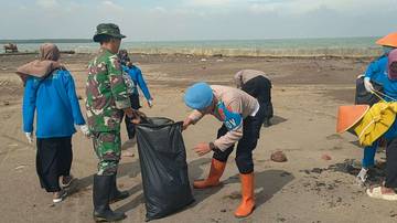 Koramil 0509/Pamanukan Laksanakan Korve Bersihkan Sampah Perintah Presiden