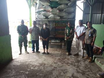  Babinsa Dampingi Serapan Gabah Petani Desa Jatimulya